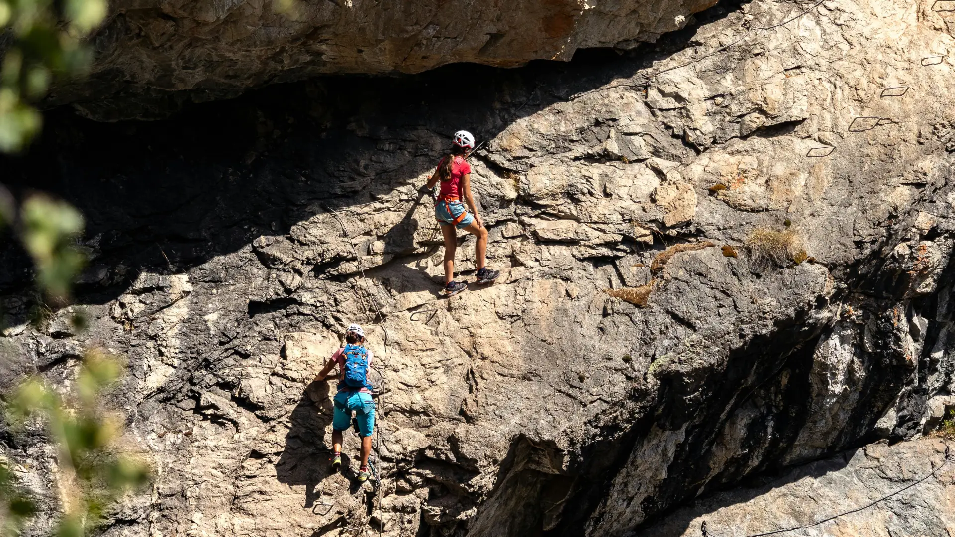 La Via Ferrata du Vidourle, une activité sportive et nature à proximité de la Villa Occitane et du Domaine de Bacchus.
