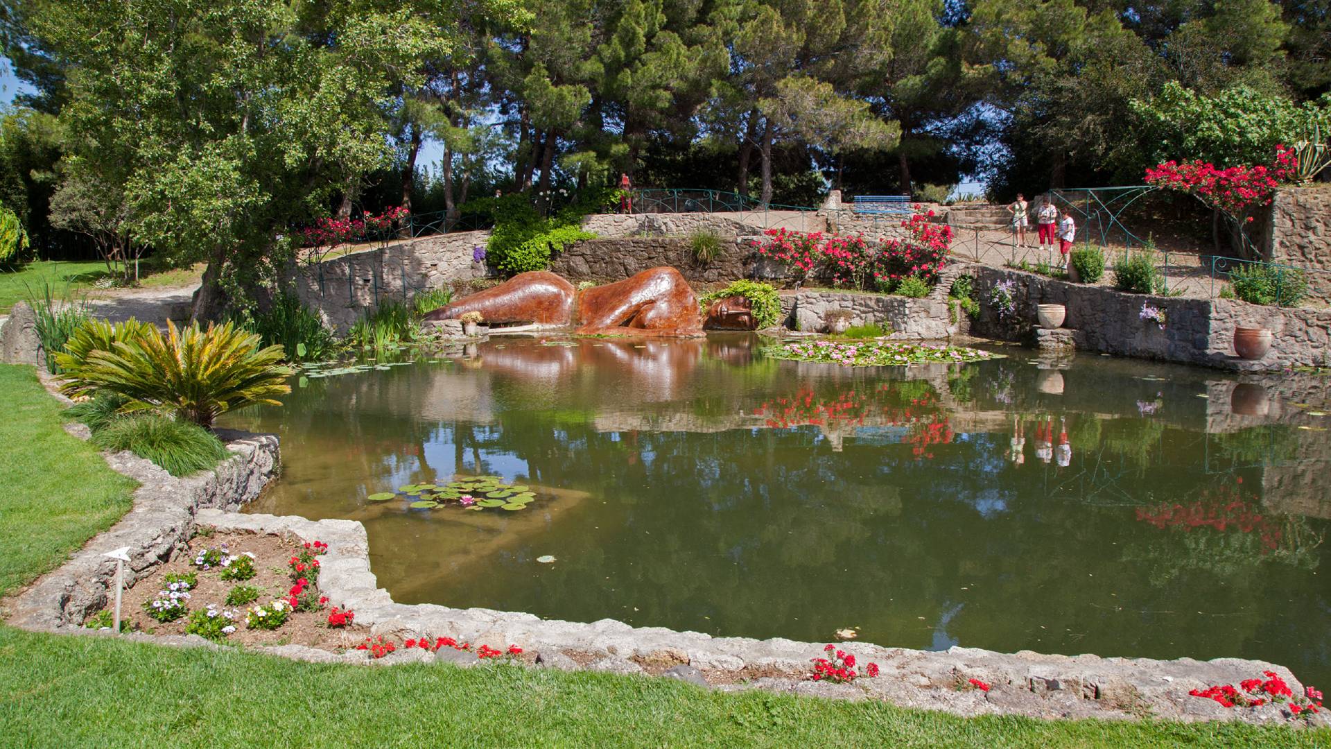 Le Jardin Saint Adrien, une oasis de verdure proche de la Villa Occitane au Domaine de Bacchus.