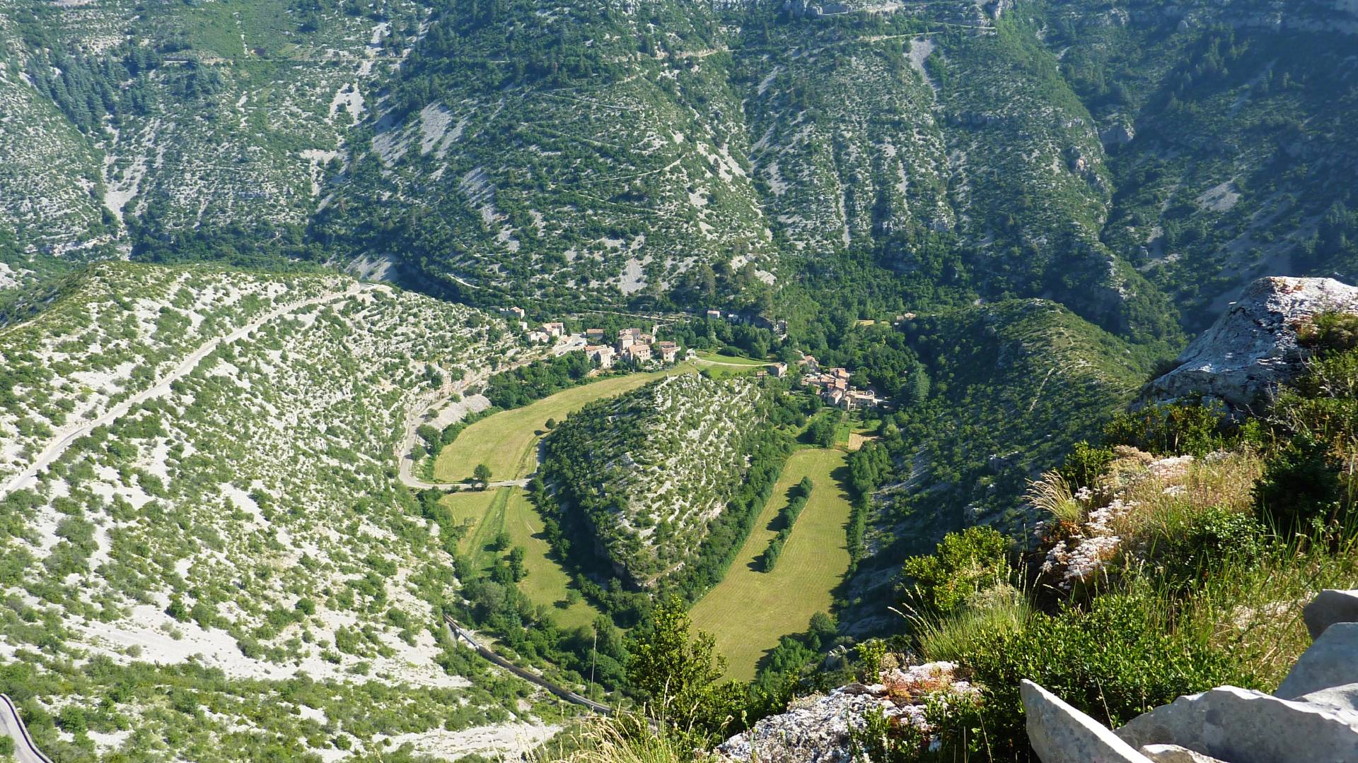 Vue du Cirque de Navacelles, situé à proximité de la Villa Occitane au Domaine de Bacchus.