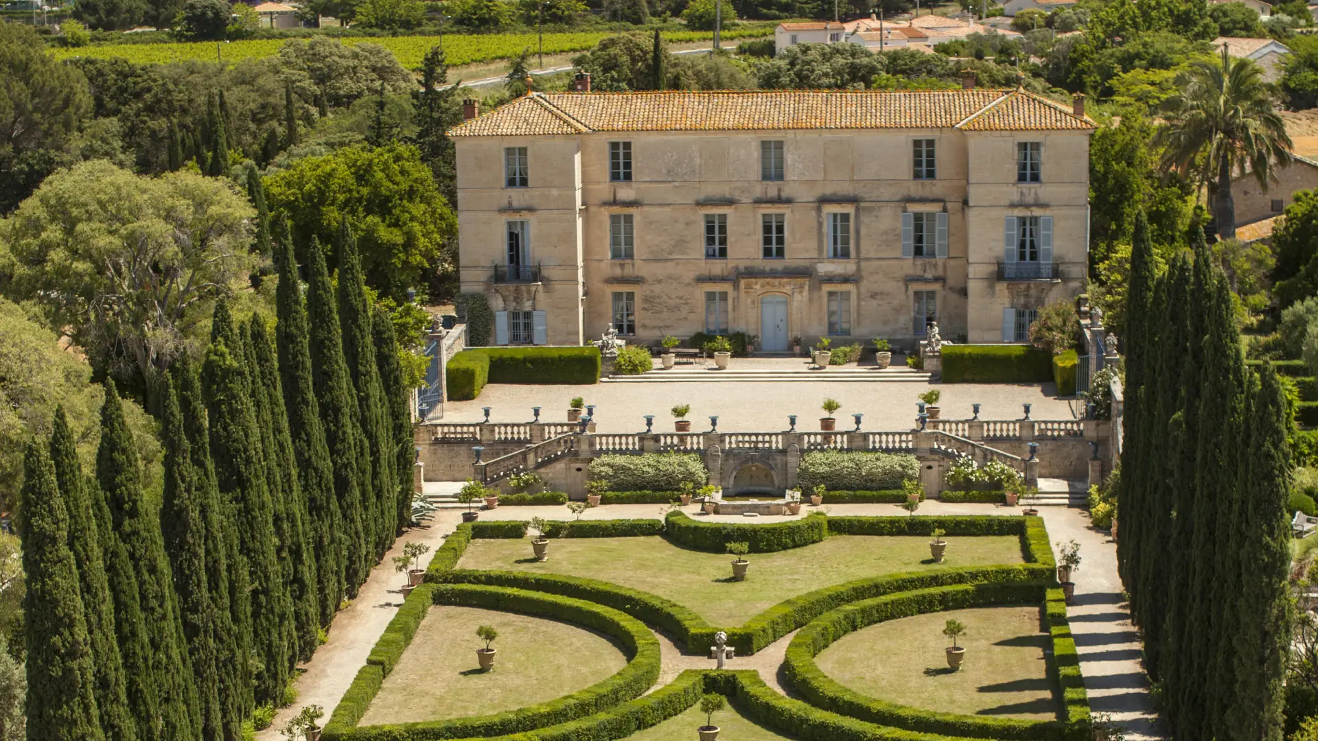 Le Château de Flaugergues et ses jardins magnifiques, situés près de la Villa Occitane et du Domaine de Bacchus.