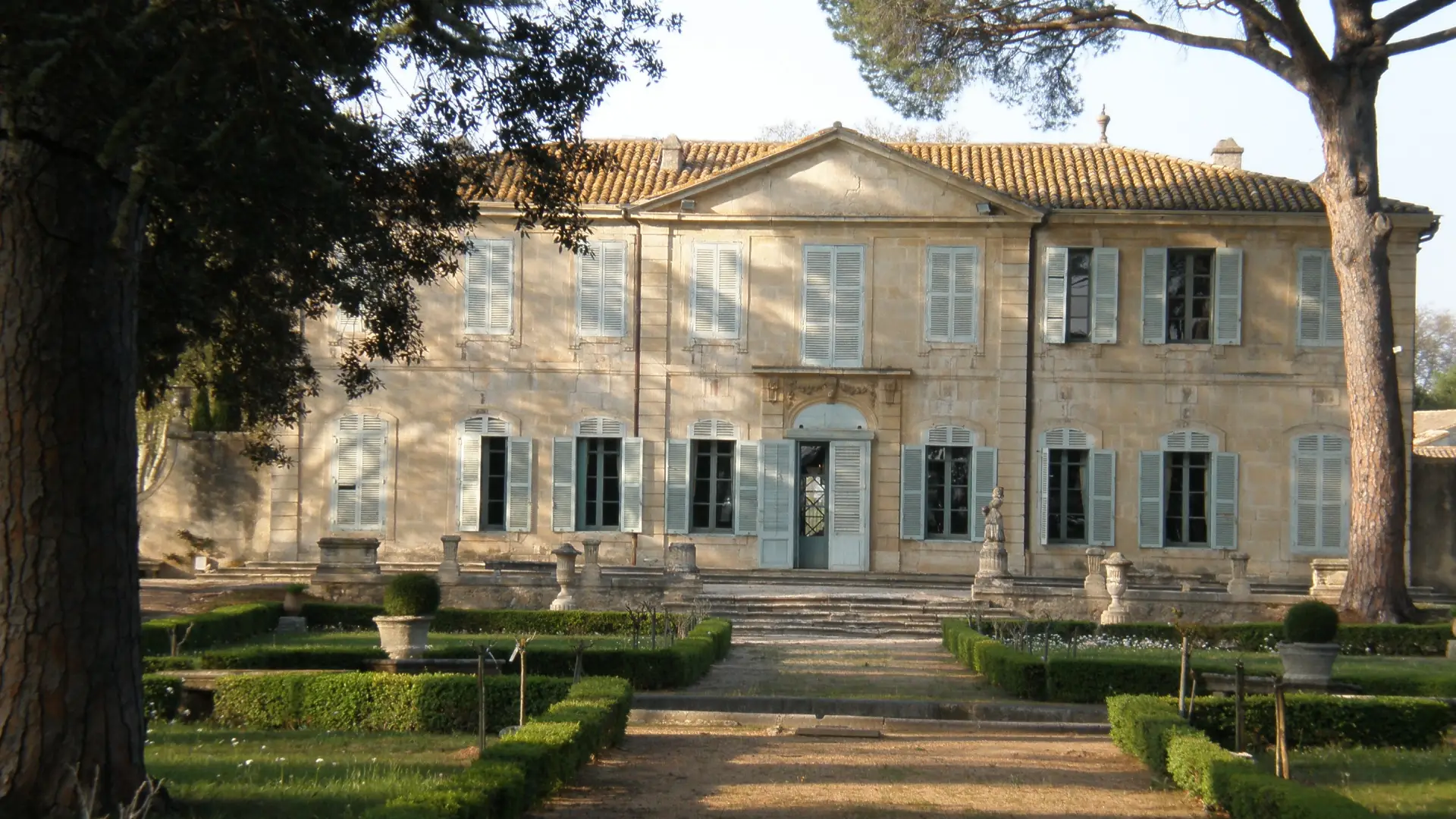 Le Château de la Mogère, un lieu chargé d'histoire à proximité de la Villa Occitane et du Domaine de Bacchus.