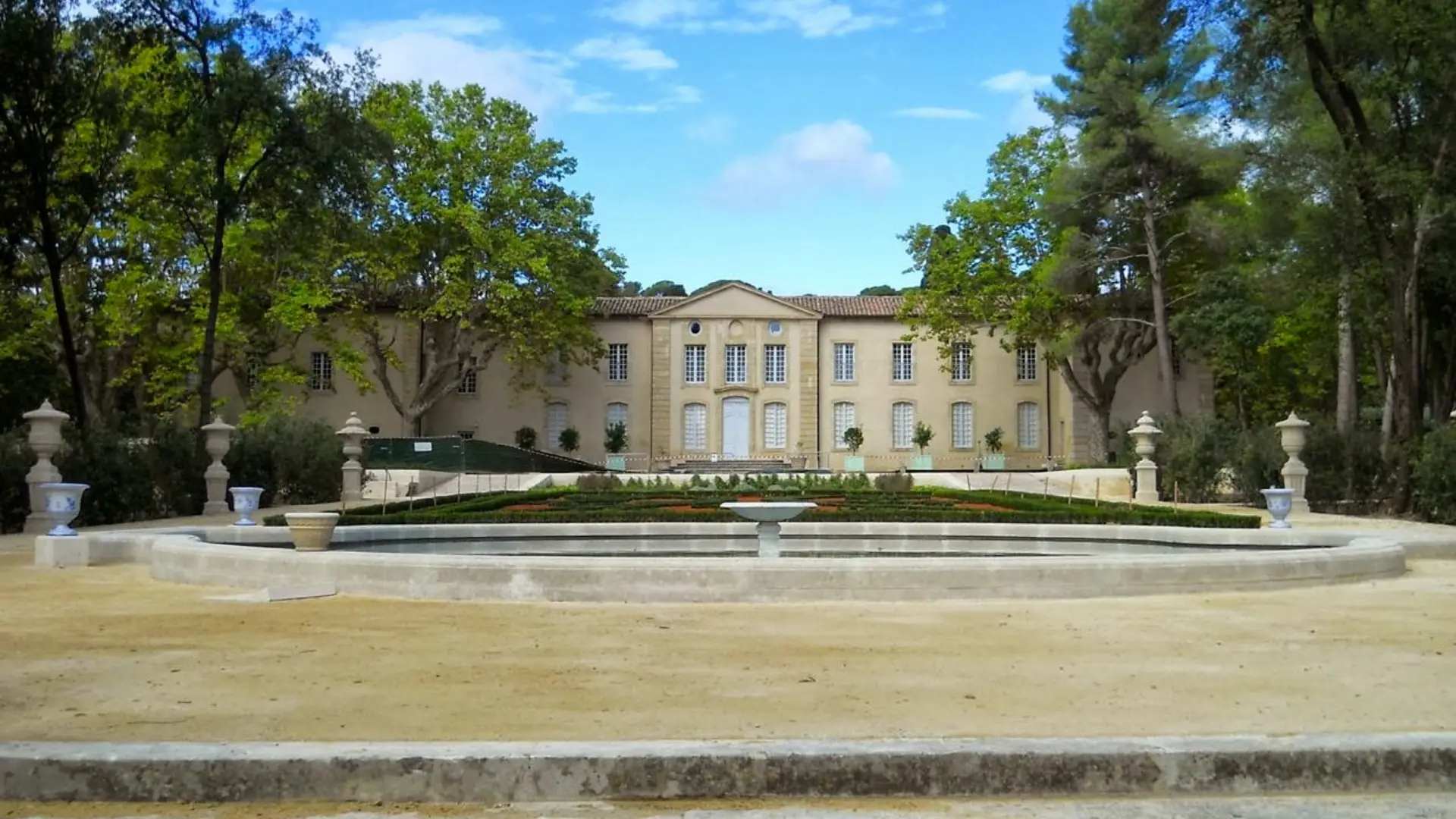 Le Château d'O, un site remarquable à proximité de la Villa Occitane et du Domaine de Bacchus.