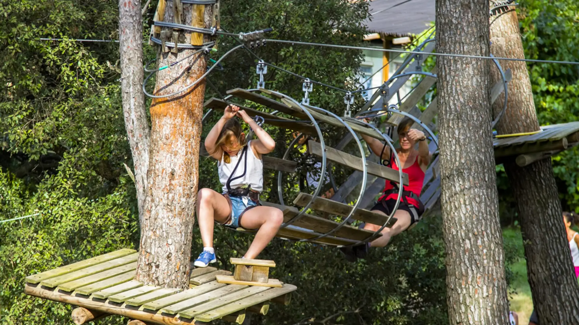 Tyroliane, parc aventure en pleine nature près de la Villa Occitane et du Domaine de Bacchus, pour une expérience ludique et sportive.